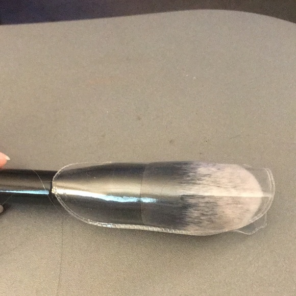 Laura Geller brush - Picture 6 of 6